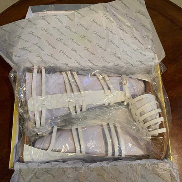 Forever Savannah Gladiator sandal white NIB! - Picture 5 of 7